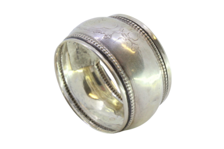 Argola de guardanapo em prata com gravados e frisos perlados na envolvência.